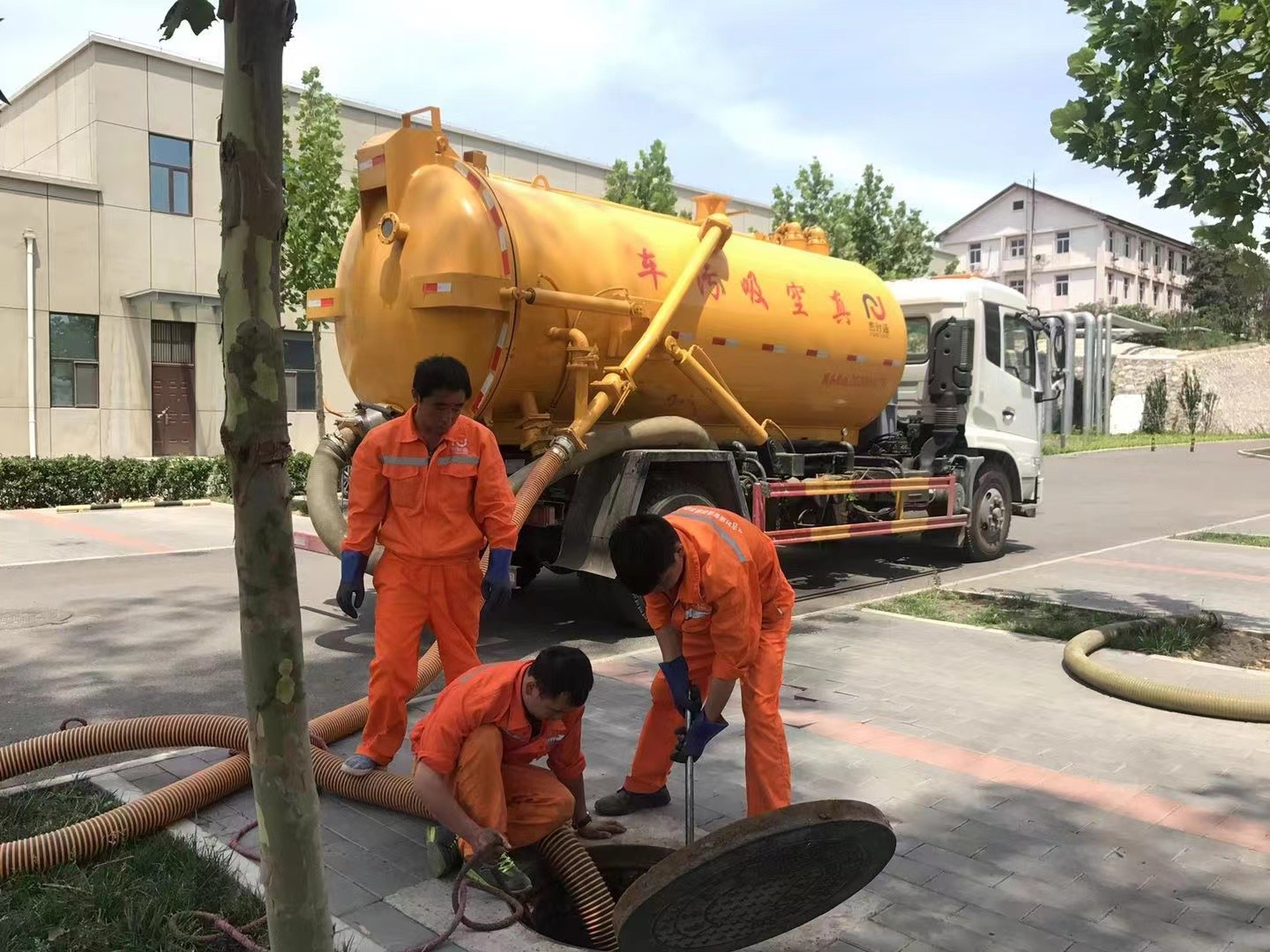 泸州管道疏通车停在窨井附近