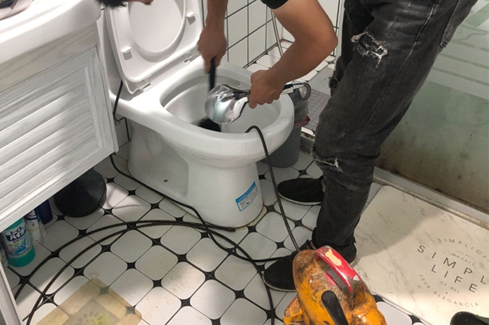 泸州马桶堵塞自己疏通还是找师傅?专业上门服务让你省时更省心